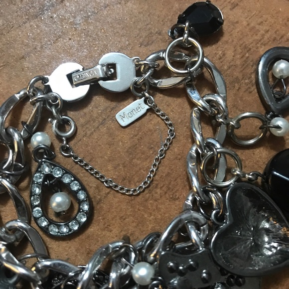Vintage SilverTone Monet 13 Charm bracelet excellent condition Butterfly & pearl - Picture 9 of 11